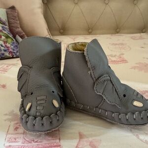 Donsje- Gray Elephant baby fur lined booties. Warm! New. Size 17